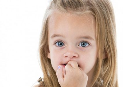 5 مخاطر صحية يسببها قضم الأظافر