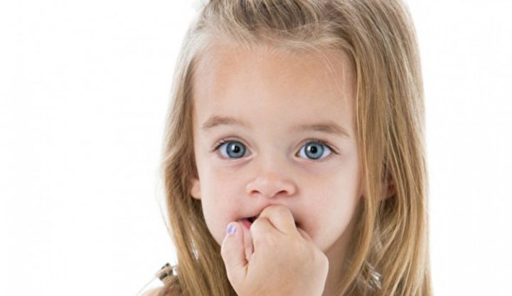 5 مخاطر صحية يسببها قضم الأظافر