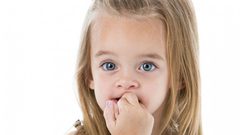 5 مخاطر صحية يسببها قضم الأظافر