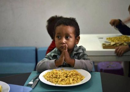 "خدعة بسيطة" لإقناع طفل عنيد بتناول طعامه