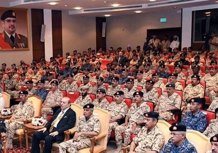 تفكجي يقدم محاضرة عن القدس لأركان وكبار ضباط قوة دفاع البحرين