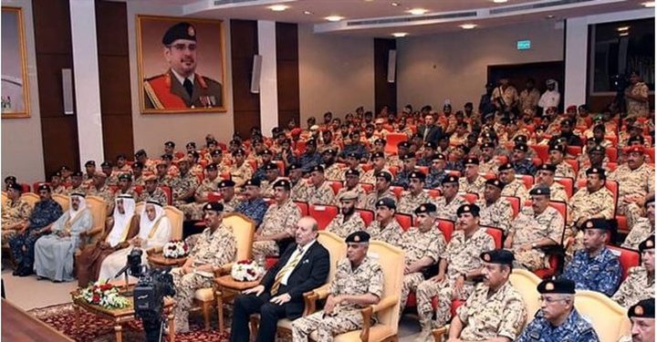 تفكجي يقدم محاضرة عن القدس لأركان وكبار ضباط قوة دفاع البحرين