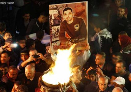 الخليل: إيقاد شعلة الحرية للأسرى ضمن فعاليات يوم الأسير الفلسطيني