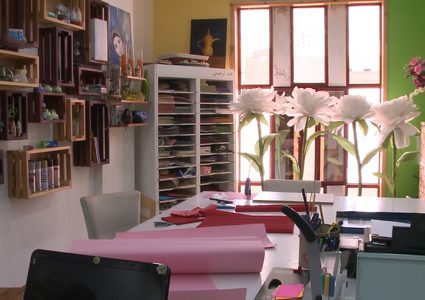 فنانة تشكيلية تصنع من الورق جمالاً وتقدمه للآخرين بحُب