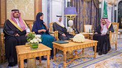أول سفيرة سعودية تؤدي اليمين أمام الملك سلمان