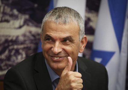 كاحلون وريغيف يسعيان لسحب تمويل مسرح يافا