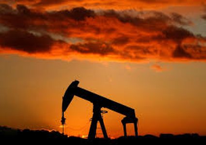 النفط يتراجع بعد موجة صعود وسط حديث عن زيادة إنتاج أوبك