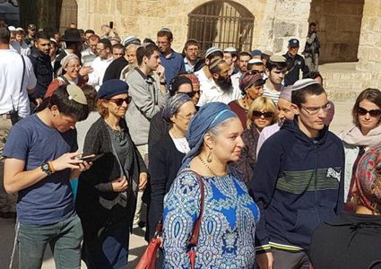 عشرات المستوطنين يقتحمون الأقصى