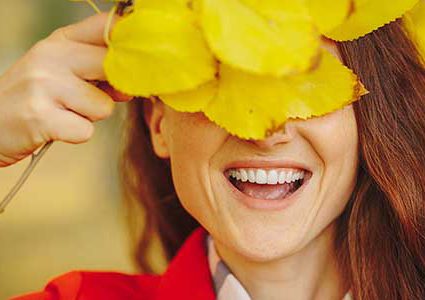 دراسة: الابتسام يؤثر على دماغك ويُشعرك بالسعادة