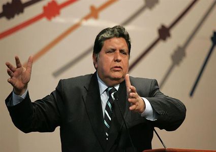 رئيس بيرو السابق يطلق النار على رأسه قبل إلقاء القبض عليه