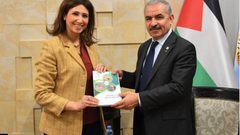 اشتية يتسلم التقرير السنوي للجهاز المركزي للإحصاء لعام 2018