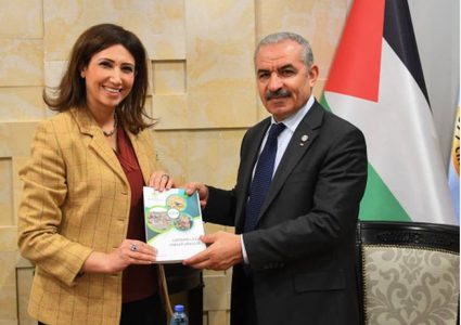 اشتية يتسلم التقرير السنوي للجهاز المركزي للإحصاء لعام 2018