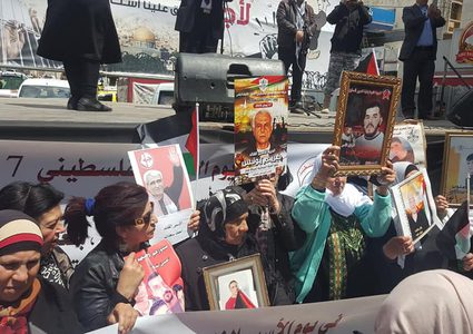 ويقبع في سجون الاحتلال الاسرائيلي نحو 5700 أسير فلسطيني، بينهم 250 طفلاً، و47 معتقلة، بينهن 21 أما، وثماني قاصرات،