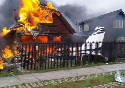 مقتل 6 أشخاص بعد سقوط طائرة على مبنى سكني في تشيلي