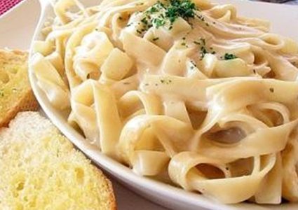 معكرونة فيتوتشيني مع جبنة الروكفور والجوز