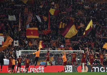 نادي روما يمنع لاعبيه من التقاط الصور مع "الفنان النحس"