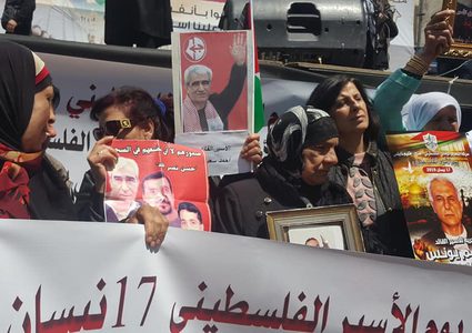 شارك الاف المواطنين في محافظة نابلس باحياء يوم الاسير الفلسطيني الذى يصادف السابع عشر من شهر نيسان من كل عام استجابة لدعوة من فصائل العمل الوطني ولجنة التنسيق الفصائيلي في محافظة نابلس.