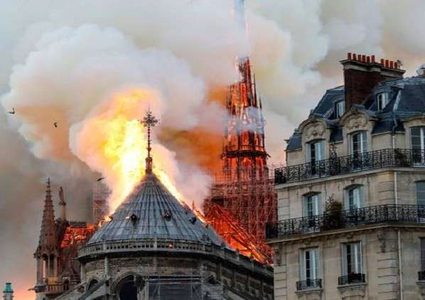 لماذا لم تُستخدم الطائرات لإطفاء حريق كاتدرائية نوتردام من الجو؟