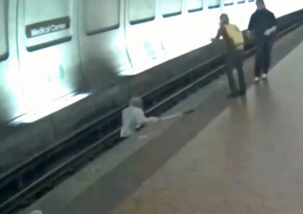 ضرير ينجو بأعجوبة من الموت تحت عجلات قطار