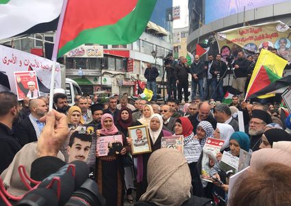 غزة: أهالي الأسرى يتضامنون مع أبنائهم في يوم الأسير الفلسطيني