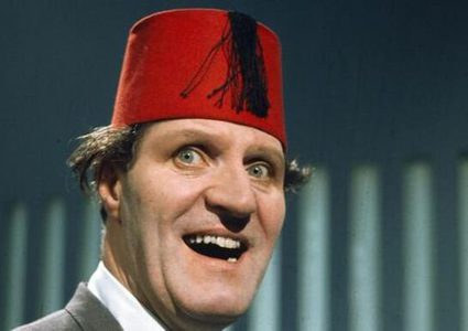 وفاة أحد الممثلين بعد دقائق من ممازحته الجمهور بأنه توفي !