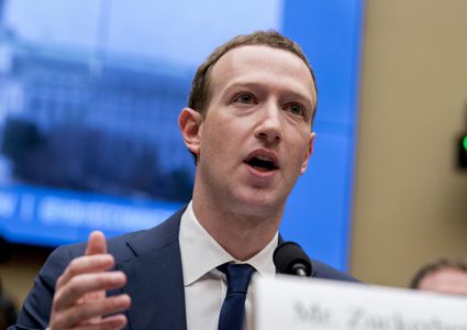 زوكربيرغ يستخدم بيانات مشتركي فيس بوك كورقة مساومة