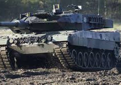 شاهد.. سباق "مرعب" بين دبابة روسية وسيارة مدنية