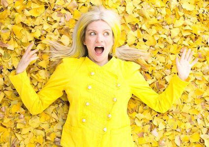 "المرأة الصفراء".. سيدة ترتدي اللون الأصفر "فقط" تكريمًا لوالدها