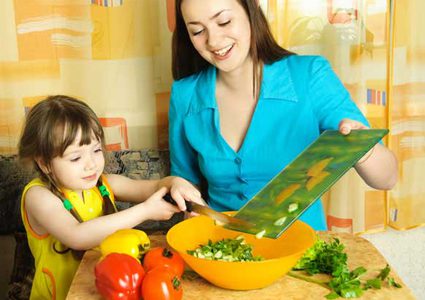 أساليب تعليم الأطفال المشاركة في أعمال المنزل