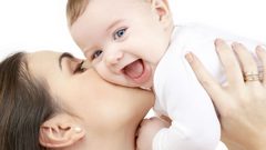 كيف تنقل المرض لطفلك من خلال قبلة ؟