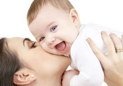 كيف تنقل المرض لطفلك من خلال قبلة ؟