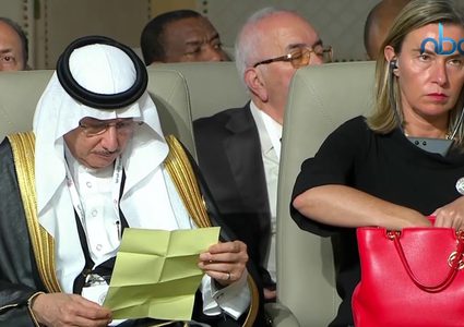 القمة تؤكد رفضها أي صفقة لا تنسجم مع المرجعيات الدولية للسلام