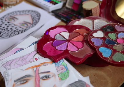 نجاة أبو يوسف.. تبدع بالرسم بالماكياج