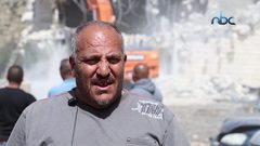 المواطن أيمن رزينة من بيت لحم يرغمه الاحتلال على هدم منزله بنفسه