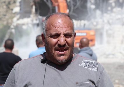 المواطن أيمن رزينة من بيت لحم يرغمه الاحتلال على هدم منزله بنفسه