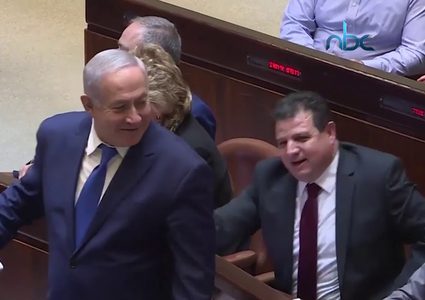 اسرائيل تدرس زيادة المنحة القطرية لغزة