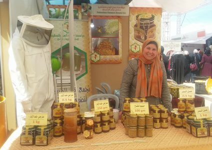 خولة جنيدي.. أكملت حلمًا بدأه زوجها غاب فاحتضنته وأولادها الستة