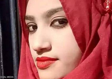 طلبت المساعدة من الشرطة.. والنتيجة "أشعلوا النار فيها"!