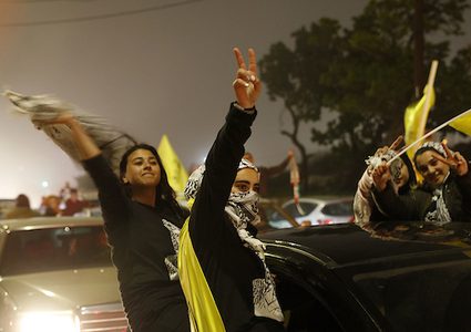 يحتفل مؤيدو حركة فتح الفلسطينية بعد نتائج انتخابات مجلس طلاب جامعة بيرزيت ، في مدينة رام الله بالضفة الغربية ، في 17 أبريل ، 2019. ما مجموعه 9041 من أصل 113030 ناخب طلابي مؤهل ، أو 78 في المائة من الطلاب. ، شارك في الانتخابات التي أجريت أمس في الحرم الجامعي. أظهرت النتائج النهائية أن الكتلتين الرئيسيتين ، كتلة الشهيد ياسر عرفات المدعومة من فتح ، حصلت على 4056 صوتًا ، وحصلت كتلة الوفاء الإسلامية المدعومة من حماس على 3997 صوتًا ،