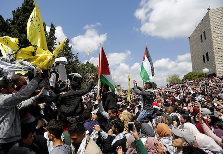 يحتفل مؤيدو حركة فتح الفلسطينية بعد نتائج انتخابات مجلس طلاب جامعة بيرزيت ، في مدينة رام الله بالضفة الغربية ، في 17 أبريل ، 2019. ما مجموعه 9041 من أصل 113030 ناخب طلابي مؤهل ، أو 78 في المائة من الطلاب. ، شارك في الانتخابات التي أجريت أمس في الحرم الجامعي. أظهرت النتائج النهائية أن الكتلتين الرئيسيتين ، كتلة الشهيد ياسر عرفات المدعومة من فتح ، حصلت على 4056 صوتًا ، وحصلت كتلة الوفاء الإسلامية المدعومة من حماس على 3997 صوتًا ،