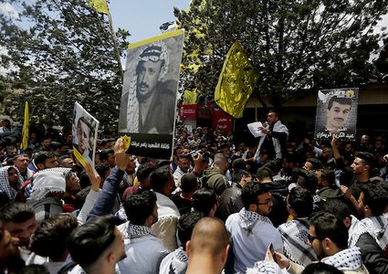 يحتفل مؤيدو حركة فتح الفلسطينية بعد نتائج انتخابات مجلس طلاب جامعة بيرزيت ، في مدينة رام الله بالضفة الغربية ، في 17 أبريل ، 2019. ما مجموعه 9041 من أصل 113030 ناخب طلابي مؤهل ، أو 78 في المائة من الطلاب. ، شارك في الانتخابات التي أجريت أمس في الحرم الجامعي. أظهرت النتائج النهائية أن الكتلتين الرئيسيتين ، كتلة الشهيد ياسر عرفات المدعومة من فتح ، حصلت على 4056 صوتًا ، وحصلت كتلة الوفاء الإسلامية المدعومة من حماس على 3997 صوتًا ،