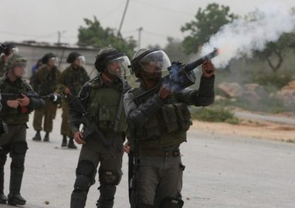 إصابة فتى بجروح خطيرة بمواجهات مع الاحتلال شرق بيت لحم