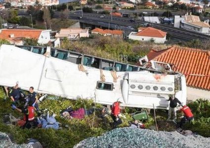 مصرع 29 سائحا المانيا في انقلاب حافلة في جزيرة ماديرا البرتغالية