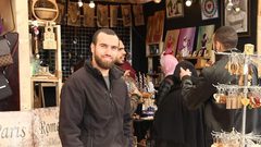 حَفَرَ النجاح على أخشاب الزيتون .. هشام الأغبر مشروع يكبر