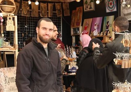 حَفَرَ النجاح على أخشاب الزيتون .. هشام الأغبر مشروع يكبر