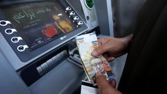 توجه حكومي للإقتراض من البنوك لزيادة رواتب الموظفين خلال رمضان