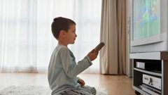 دراسة: مشاهدة الطفل التلفاز بكثرة يعرضه لاضطراب فرط الحركة