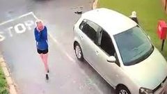 جنوب افريقيا.. لصان يسرقان سيارة سائحة في وضح النهار