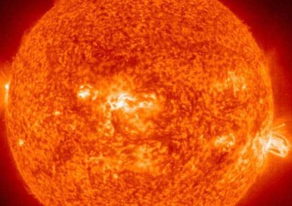 نجاة الأرض من انفجار مغناطيسي هائل على سطح الشمس