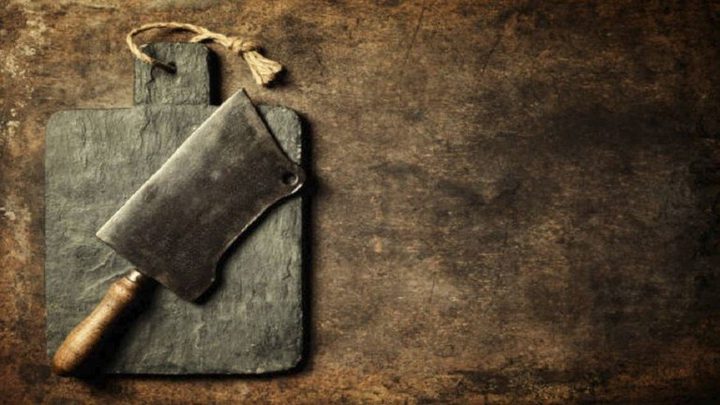 هندي يقطع إصبعه متعمدا لهذا السبب!